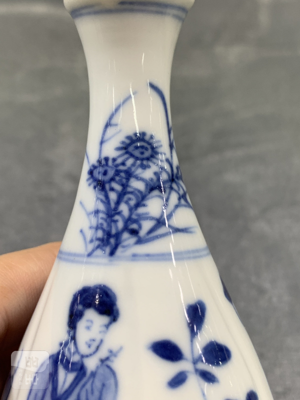 清康熙青花四美图瓜棱小胆瓶 - 图7